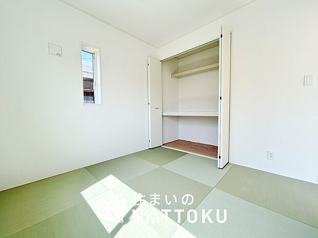 【現地写真（和室）】大壁仕様の新和室。くつろぎの空間です。