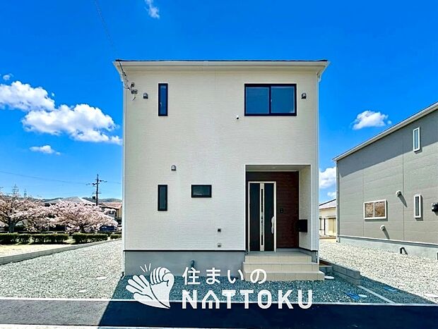 【現地写真（外観）【２号地】】軽くて火災に強い屋根材を採用し、地震時の建物への負担や揺れを軽減しています。