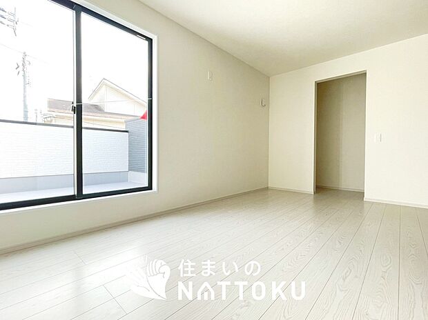 【現地写真（寝室）】木目の美しさを際立たせるシンプルデザインの建具を使用しています。