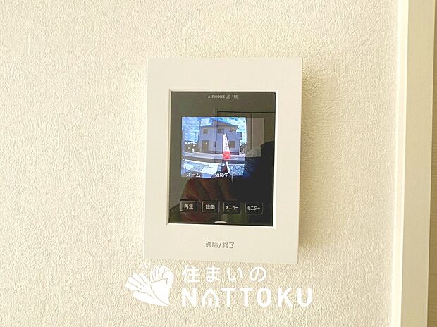 【TVモニター付インターホン】来訪者を画像と音声で確認できる、防犯性に優れた安心のシステム。
スッキリしたデザインで、誰でも簡単に操作できます。