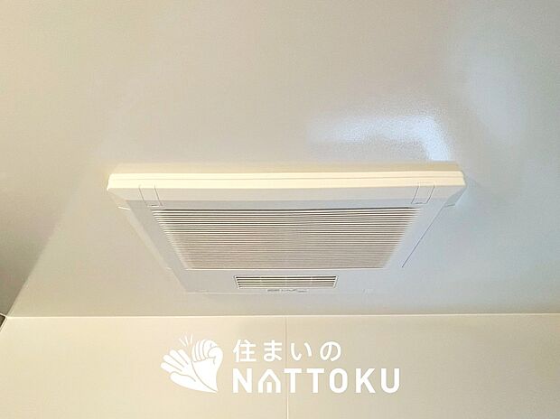 【電気式浴室暖房換気乾燥機】寒い冬場はあたたかく、暑い夏場は扇風機のような心地よさです。
雨の日は、浴室が衣類乾燥スペースになります。