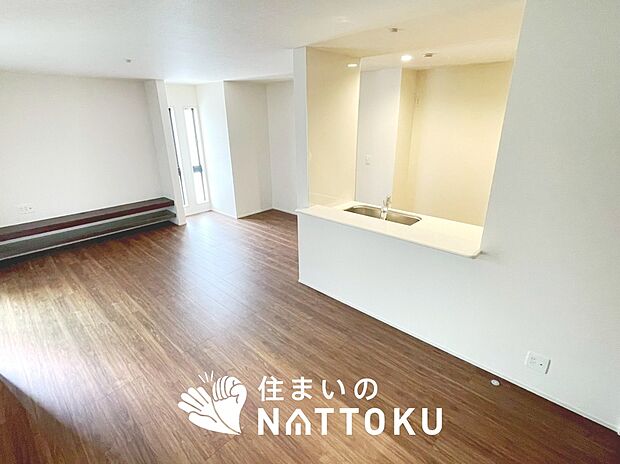 【現地写真(リビング)】フローリング材には、木目、色調など木材特有の風合いがあり、ナチュラルな美しさになっています。