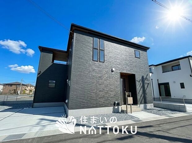 【現地写真（外観）【３号地】】軽くて火災に強い屋根材を採用し、地震時の建物への負担や揺れを軽減しています。