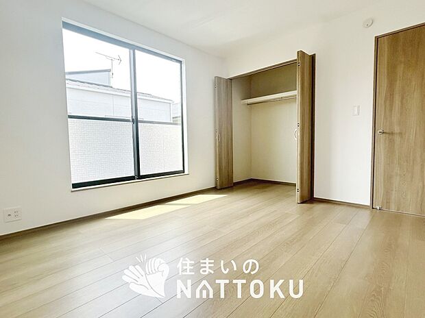 【現地写真（洋室）】木目の美しさを際立たせるシンプルデザインの建具を使用しています。