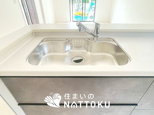 【浄水器内臓型ハンドシャワー付シンク】傷や汚れが付きにくい静音仕様の全面エンボス加工シンク。
また、蛇口の先端に浄水器を内蔵。浄水シャワーが使える毎分4リットルのたっぷり浄水。