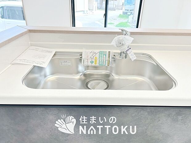 【浄水器内臓ハンドシャワー付シンク】広々とした凸型シンクに洗剤ポケットを標準装備。すっきり収納できます。
また、蛇口の先端に浄水器を内蔵しているため場所をとりません。