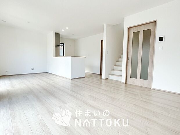 【現地写真(リビング)】フローリング材には、木目、色調など木材特有の風合いがあり、ナチュラルな美しさになっています。