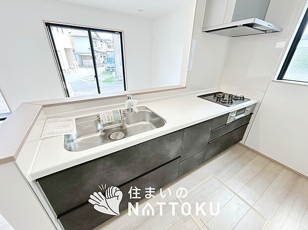 【現地写真(キッチン)】収納たっぷりのシステムキッチン、浄水器付水栓を標準装備しています。