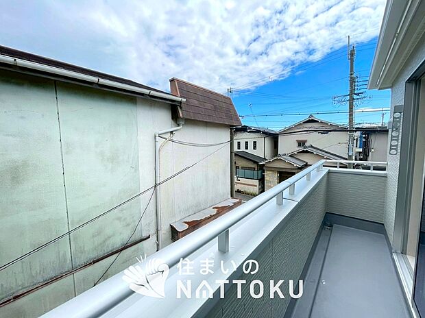 【バルコニー】奥行きが広く、洗濯物をゆったりと干せる十分な広さで、家族の洗濯も捗ります。