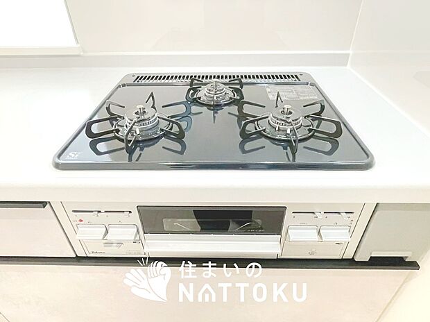 【ビルトインコンロ】フラットな構造で清掃性が高く、過熱防止センサー付３口タイプで日頃の家事も快適です。