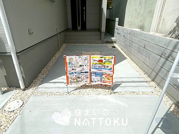 【現地写真（駐車場）】駐車スペースが広く、運転が苦手な方も安心です。