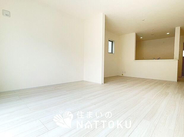 【現地写真（リビング）】フローリング材には、木目、色調など木材特有の風合いがあり、ナチュラルな美しさになっています。