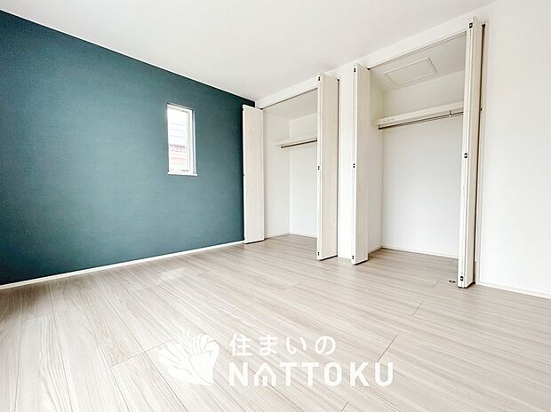【現地写真（洋室）】木目の美しさを際立たせるシンプルデザインの建具を使用しています。