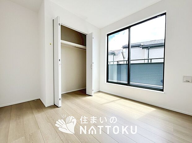 【現地写真(洋室)】木目の美しさを際立たせるシンプルデザインの建具を使用しています。