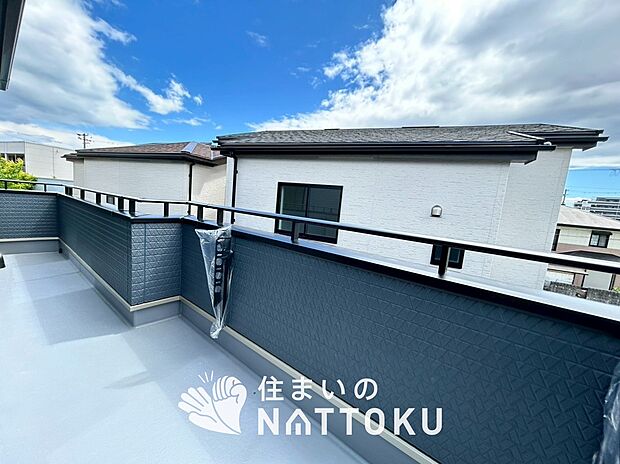 【バルコニー】奥行きが広く、洗濯物をゆったりと干せる十分な広さで、家族の洗濯も捗ります。