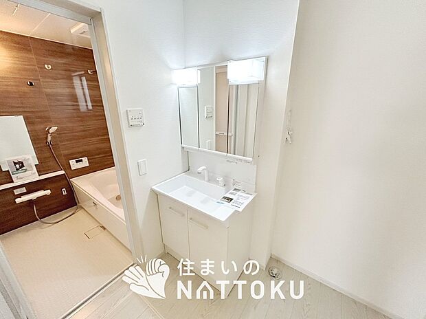 【洗面台・洗面所】鏡の両サイドは、必要なものを取出しやすく、大きな鏡面で朝の準備も快適。
使いやすいリフトアップ機能付きのシングルレバーシャワー水栓付です。