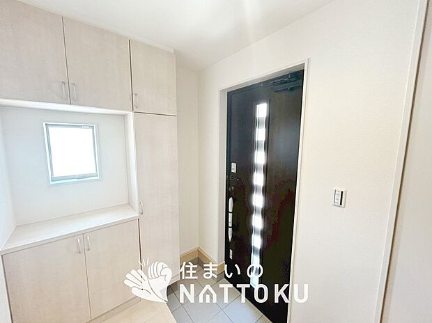 【現地写真（玄関）】玄関には、大型のシューズ収納を設置しています。