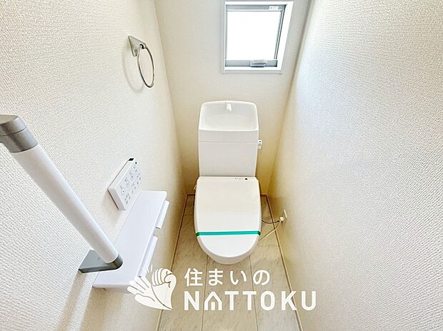 【トイレ】汚れてもサッとひと拭きでお手入れ簡単、エコ仕様の温水洗浄便座付きのトイレです。
バリアフリーにも配慮しています。