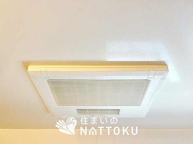 【電気式浴室暖房換気乾燥機】寒い冬場はあたたかく、暑い夏場は扇風機のような心地よさです。
雨の日は、浴室が衣類乾燥スペースになります。