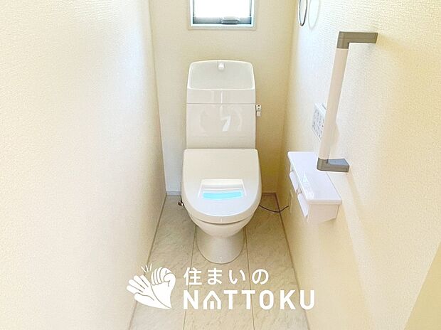 【トイレ】汚れてもサッとひと拭きでお手入れ簡単、エコ仕様の温水洗浄便座付きのトイレです。
バリアフリーにも配慮しています。
