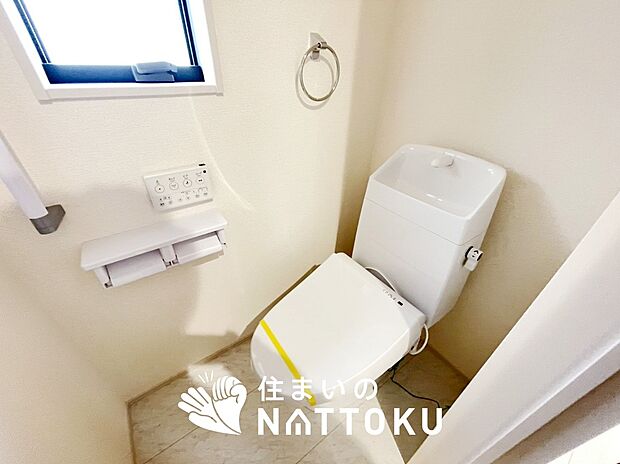 【トイレ】汚れてもサッとひと拭きでお手入れ簡単、エコ仕様の温水洗浄便座付きのトイレです。
バリアフリーにも配慮しています。