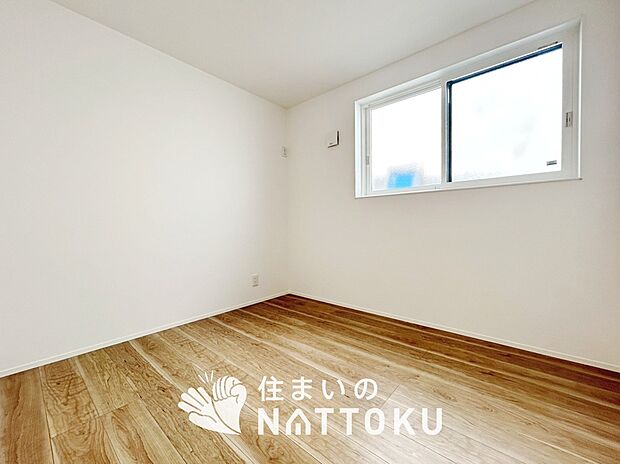 【現地写真（洋室）】木目の美しさを際立たせるシンプルデザインの建具を使用しています。