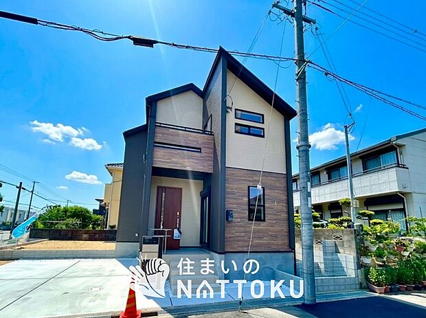 【現地写真(外観)】雨で汚れを落とし、耐久性・耐候性に優れた外壁を使用しています。