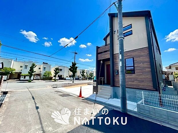 【現地写真(前道含む外観)】軽くて火災に強い屋根材を採用し、地震時の建物への負担や揺れを軽減しています。