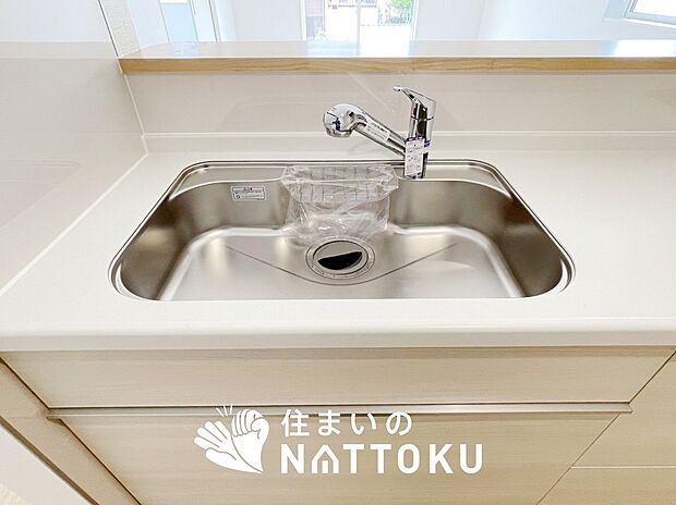 【浄水器内臓ハンドシャワー付シンク】広々とした凸型シンクに洗剤ポケットを標準装備。すっきり収納できます。
また、蛇口の先端に浄水器を内蔵しているため場所をとりません。