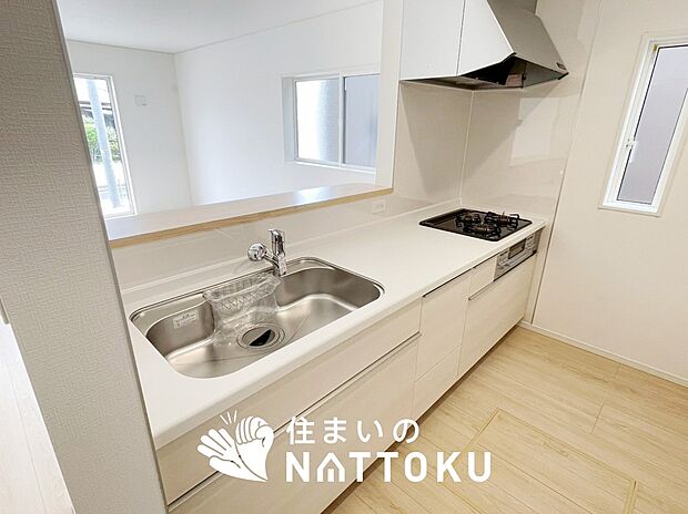 【現地写真(キッチン)】収納たっぷりのシステムキッチン、浄水器付水栓を標準装備しています。