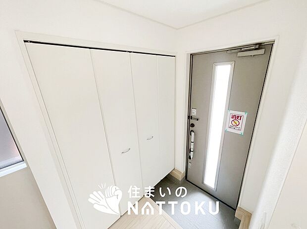 【現地写真(玄関)】玄関には、大型のシューズ収納を設置しています。