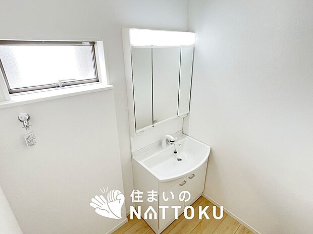 【洗面台・洗面所】鏡の両サイドは、必要なものを取出しやすく、大きな鏡面で朝の準備も快適。
使いやすいリフトアップ機能付きのシングルレバーシャワー水栓付です。