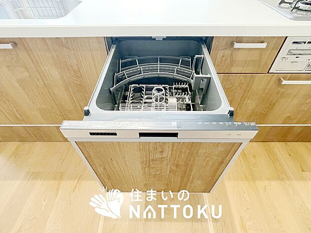 【食器洗い乾燥機】食後の時間にゆとりを与えてくれる食器洗い乾燥機。
操作ボタンも上面にあるので、腰をかがめずに操作ができラクラクです。