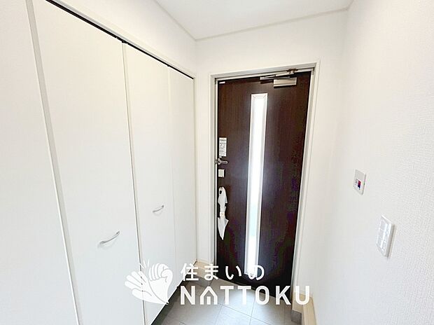 【現地写真(玄関)】玄関には、大型のシューズ収納を設置しています。