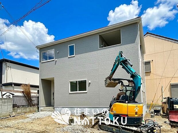 【現地写真(外観)【2号地】】雨で汚れを落とし、耐久性・耐候性に優れた外壁を使用しています。