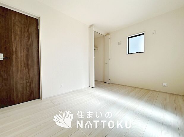 【現地写真（寝室）】木目の美しさを際立たせるシンプルデザインの建具を使用しています。