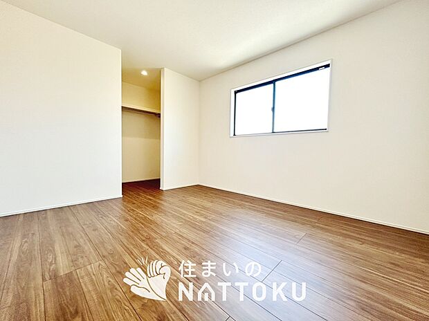 【現地写真（寝室）】木目の美しさを際立たせるシンプルデザインの建具を使用しています。