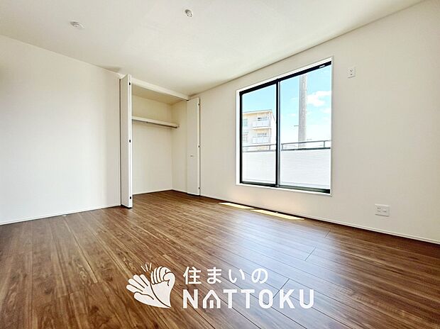 【現地写真（洋室）】木目の美しさを際立たせるシンプルデザインの建具を使用しています。