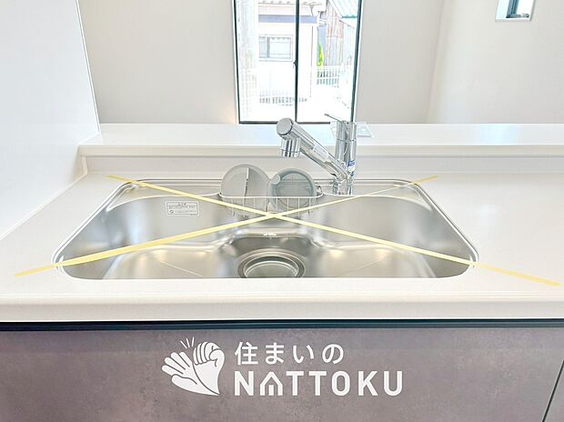 【浄水器内臓ハンドシャワー付シンク】傷や汚れが付きにくい静音仕様の全面エンボス加工シンク。
また、蛇口の先端に浄水器を内蔵。浄水シャワーが使える毎分4リットルのたっぷり浄水。