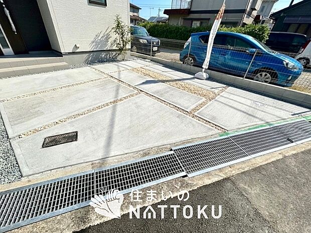 【現地写真（駐車場）】駐車スペースが広く、運転が苦手な方も安心です。