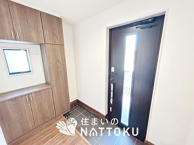 【現地写真（玄関）】玄関には、大型のシューズ収納を設置しています。