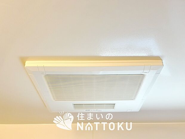 【電気式浴室暖房換気乾燥機】寒い冬場はあたたかく、暑い夏場は扇風機のような心地よさです。
雨の日は、浴室が衣類乾燥スペースになります。