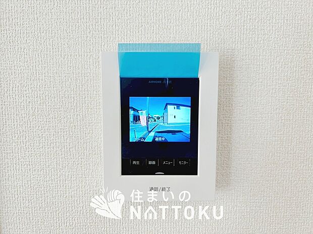 【TVモニター付インターホン】録画機能付きで、自動録画のほか、手動録画もできます。
受話、呼出音量の調整、明るさ調整が可能です。また、来訪者をズーム機能でズームアップして確認できます。