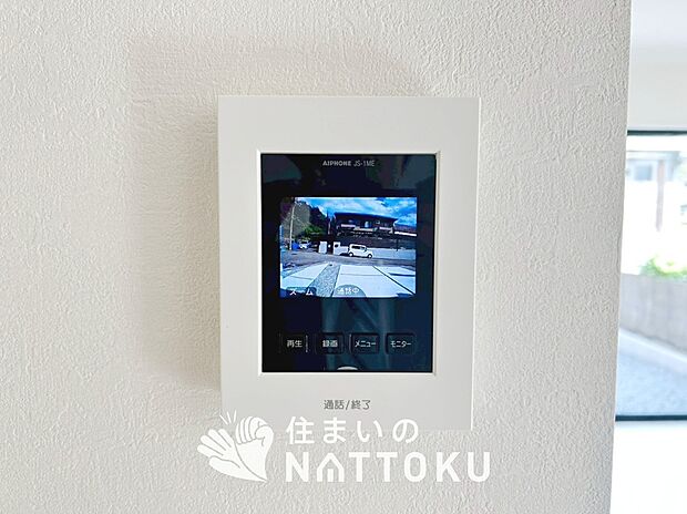 【TVモニター付インターホン】来訪者を画像と音声で確認できる、防犯性に優れた安心のシステム。
スッキリしたデザインで、誰でも簡単に操作できます。