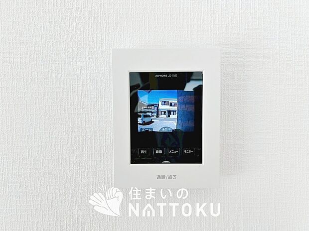 【TVモニター付インターホン】手放し通話ができ、送話表示灯で送話・受話状態が確認できます。
映像と音声で玄関先の様子をチェックできるモニター機能や、夜間の訪問者の顔も確認できるLEDライトを装備しています。