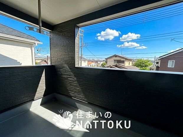 【バルコニー】奥行きが広く、洗濯物をゆったりと干せる十分な広さで、家族の洗濯も捗ります。