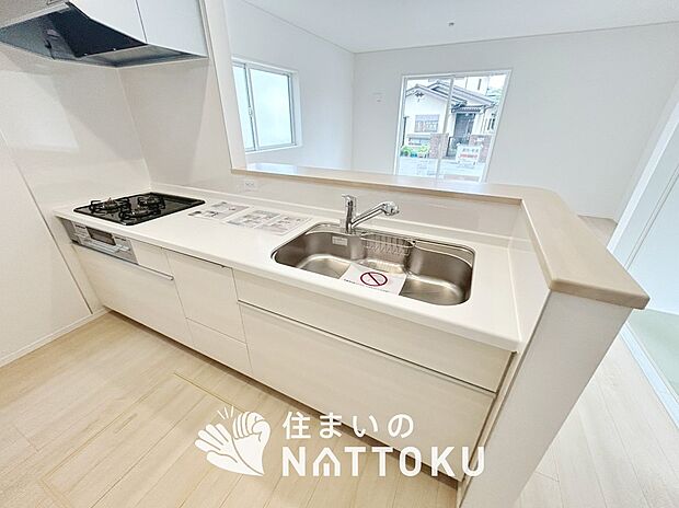 【現地写真（キッチン）】収納たっぷりのシステムキッチン、浄水器付水栓を標準装備しています。