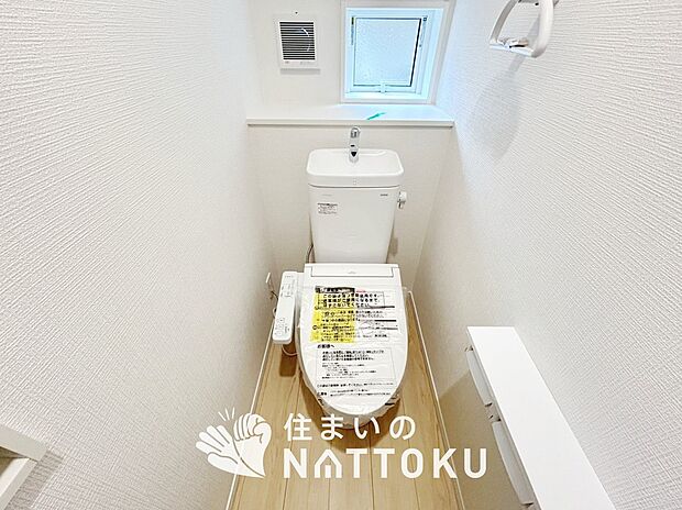 【トイレ】汚れてもサッとひと拭きでお手入れ簡単、エコ仕様の温水洗浄便座付きのトイレです。
バリアフリーにも配慮しています。
