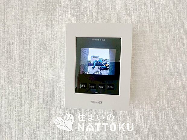 【TVモニター付インターホン】手放し通話ができ、送話表示灯で送話・受話状態が確認できます。
映像と音声で玄関先の様子をチェックできるモニター機能や、夜間の訪問者の顔も確認できるLEDライトを装備しています。