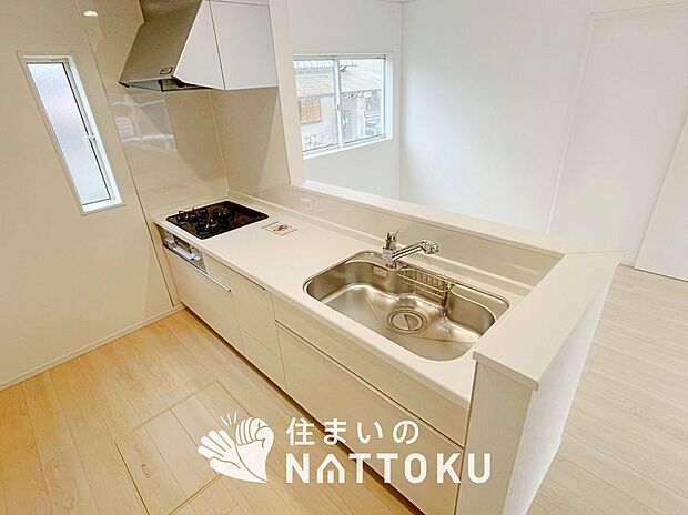 【現地写真(キッチン)】収納たっぷりのシステムキッチン、浄水器付水栓を標準装備しています。